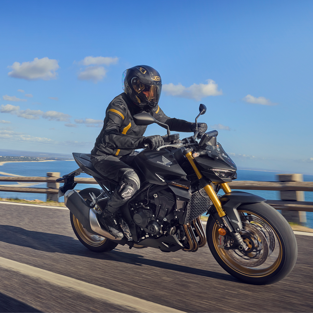 Dynamický trojštvrťový zadný záber na model CB1000 Hornet na rok 2025 pri jazde